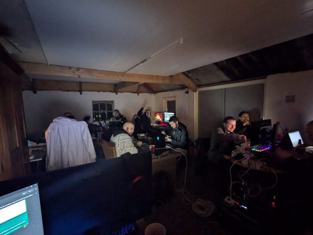 Overzicht van de Loef-LAN LAN-party met meerdere deelnemers die gamen aan hun eigen opstellingen in een sfeervolle ruimte.