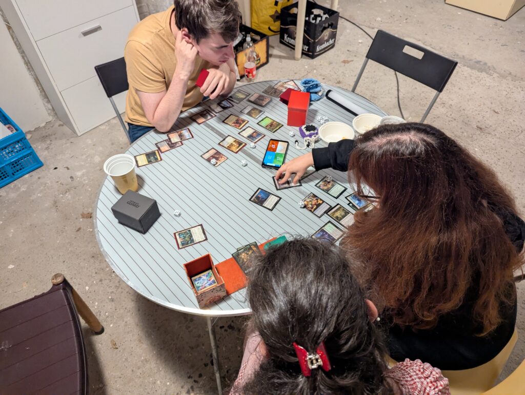 Magic: The Gathering kaartspel onder deelnemers van LOEF-LAN LAN-party, sociale ontspanning naast gamen.
